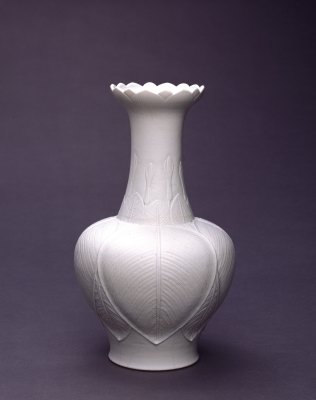 图片[1]-Qianlong style white glazed embossed lotus petal mouth bottle-China Archive